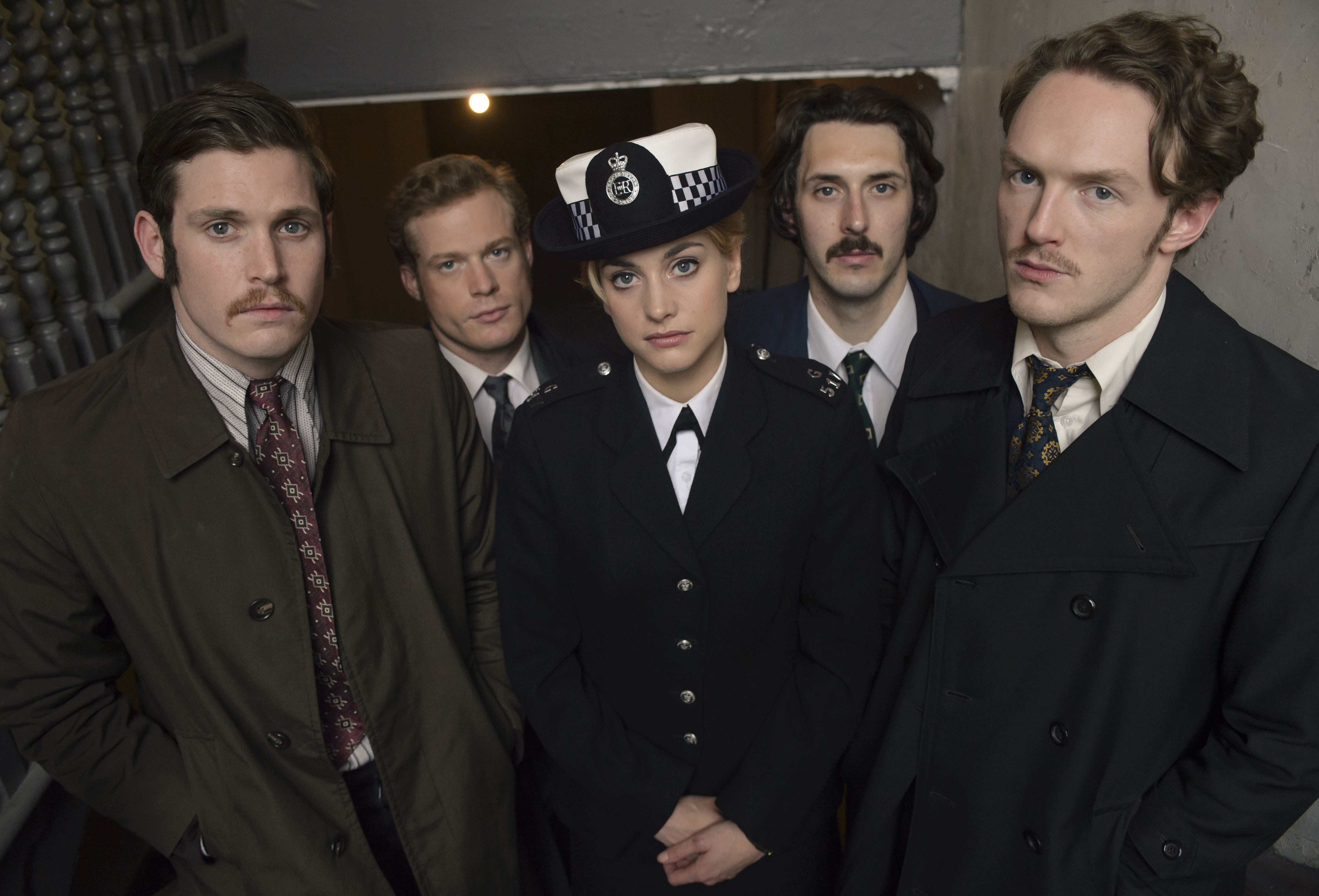 Jane Tennison soon starts to learn the cold facts of police work. She turns the head of her boss, DI Bradfield, but also impresses him with her instincts. He enlists her help, and she becomes immersed in her first murder investigation.